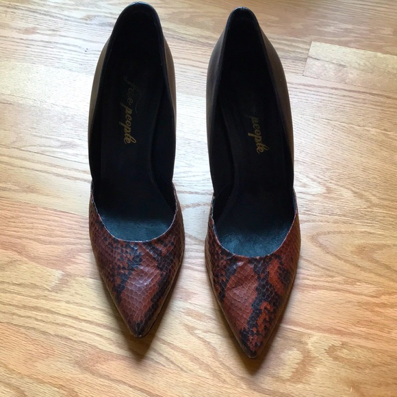 EUC Snakeskin and black stiletto pointy toe heels - Picture 6 of 10